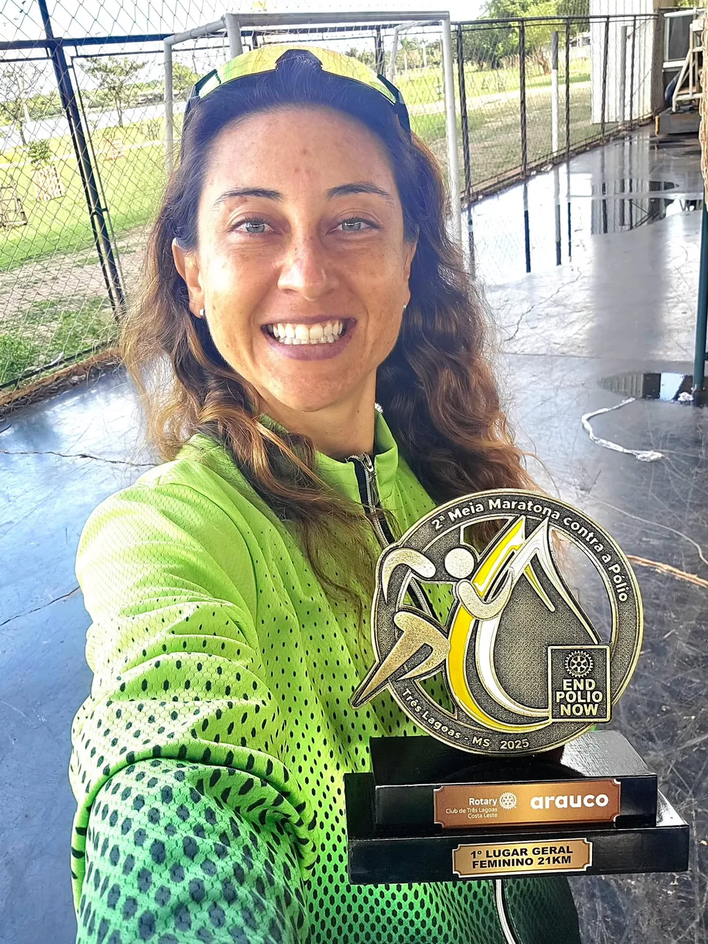Karina Franzin com o troféu de campeã da 2ª Meia Maratona Contra a Pólio 2025 em Três Lagoas