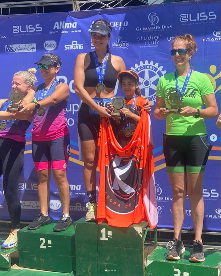 Corredor treinado pela Karina Franzin celebrando vitória em competição