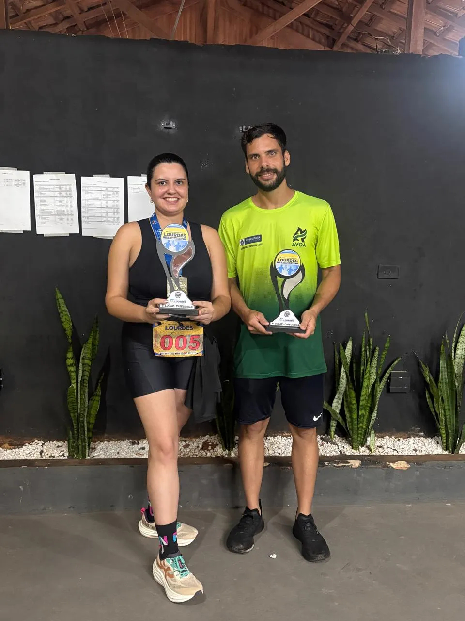 Corredores da equipe Karina Franzin Assessoria Esportiva comemorando resultados