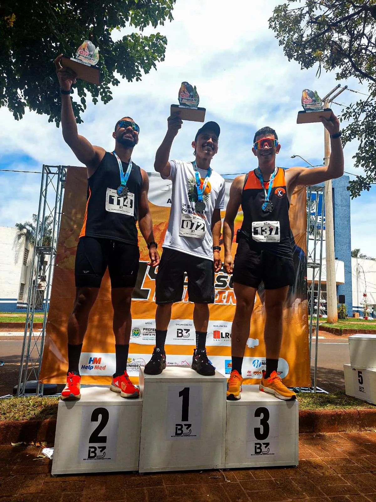 Aluno de corrida da assessoria esportiva Karina Franzin no pódio de premiação