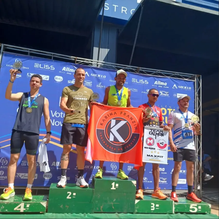 Atleta com troféu de primeiro lugar comemora resultado de treinamento de corrida