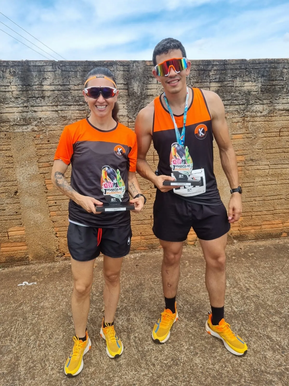 Aluno treinado por Karina Franzin segurando troféu conquistado na corrida